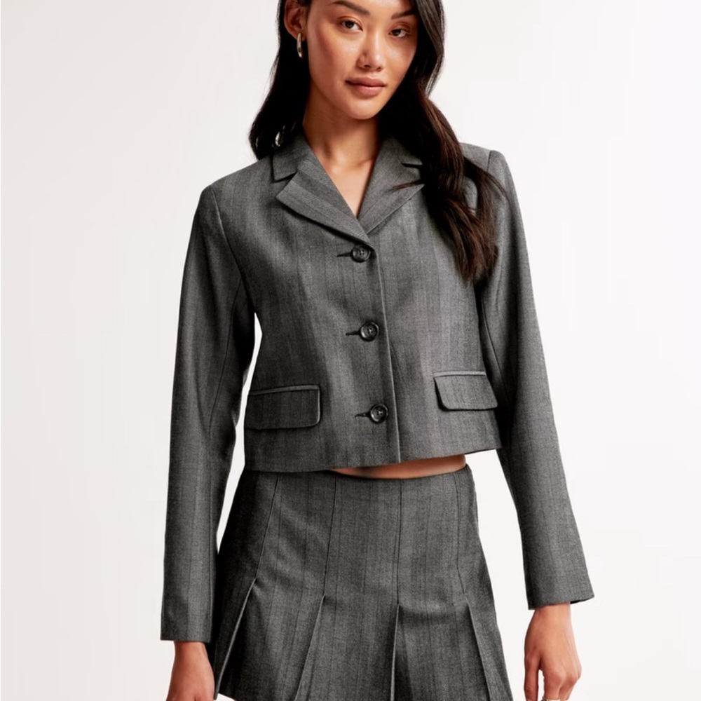 Abercrombie & Fitch Pleated Cropped Blazer - Picture 3 of 5